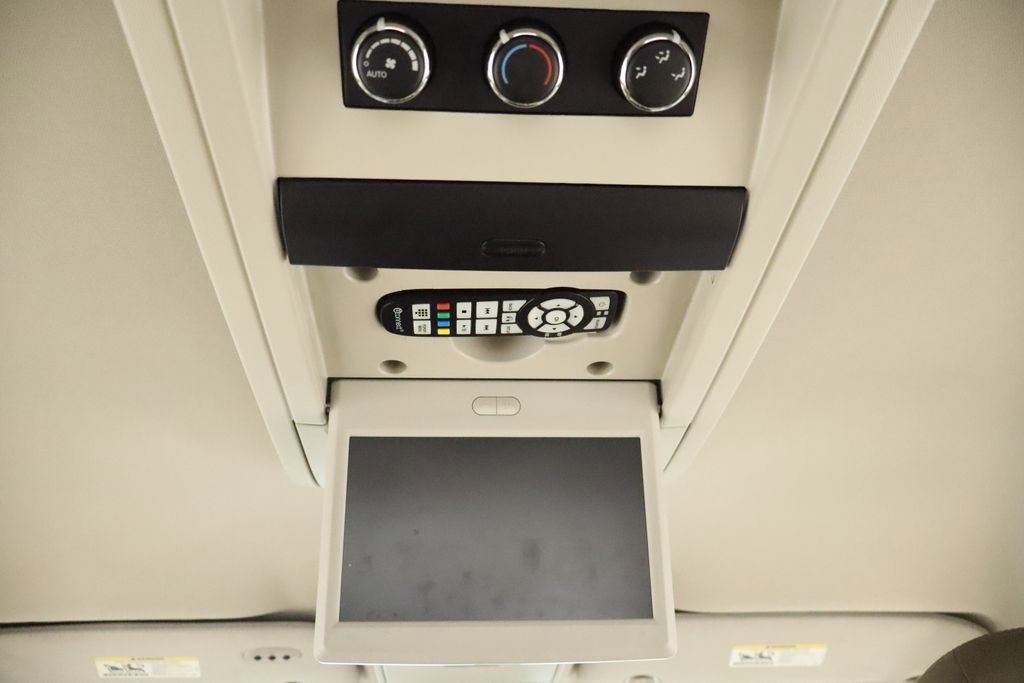 Used 2014 Chrysler Town & Country Touring FWD image 32