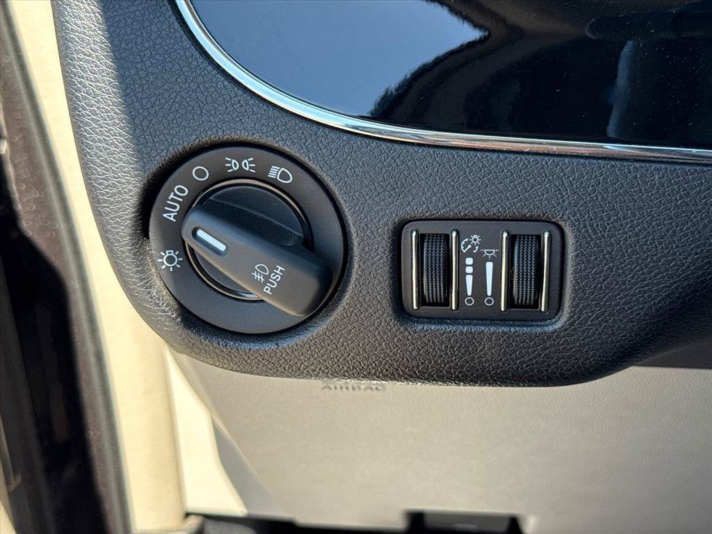 Used 2014 Chrysler Town & Country Touring-L FWD image 22