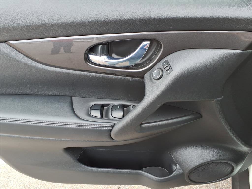 Used 2019 Nissan Rogue SV image 7