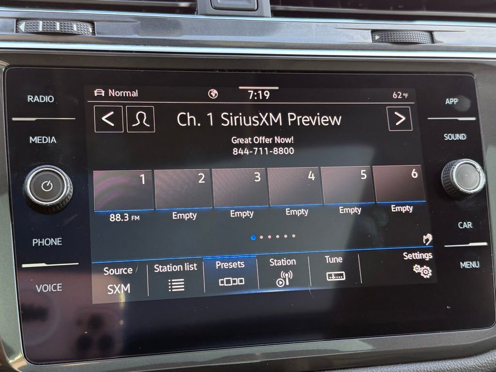 Used 2021 Volkswagen Tiguan SE w/ Panoramic Sunroof Package image 19