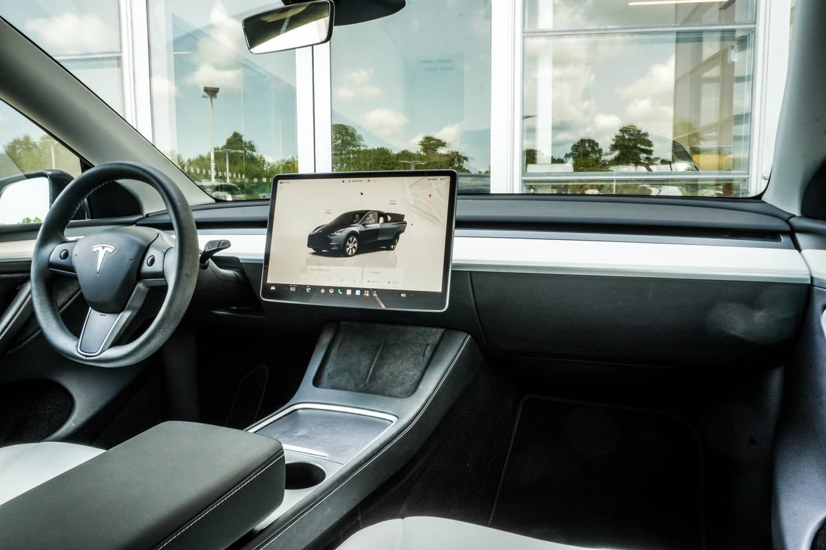 Used 2024 Tesla Model Y Long Range AWD/4WD image 19