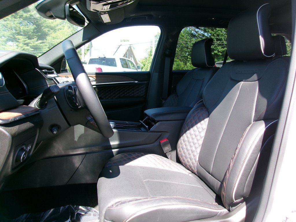 Used 2024 Jeep Grand Cherokee Summit w/ Luxury Tech Group V AWD/4WD image 7