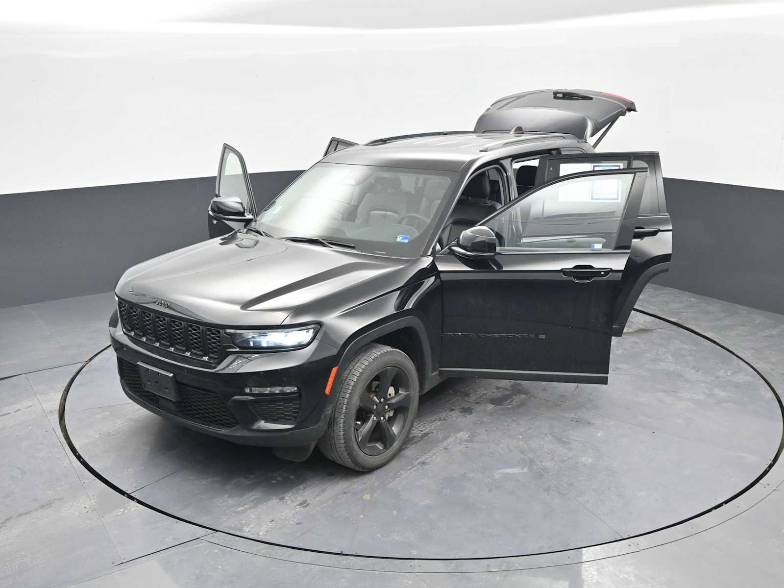 Used 2023 Jeep Grand Cherokee Limited w/ Black Appearance Package image 44