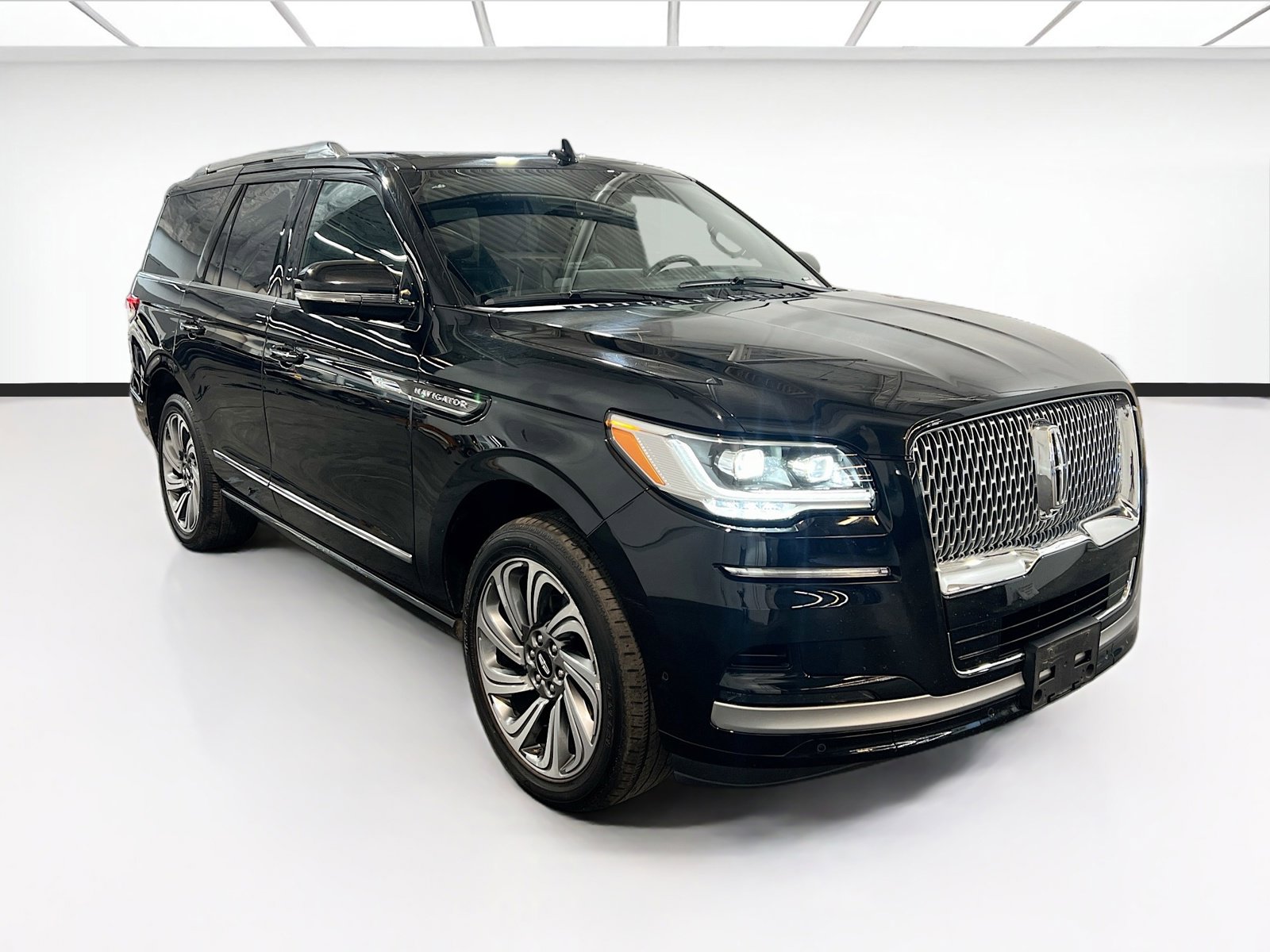 Used 2024 Lincoln Navigator Reserve image 3