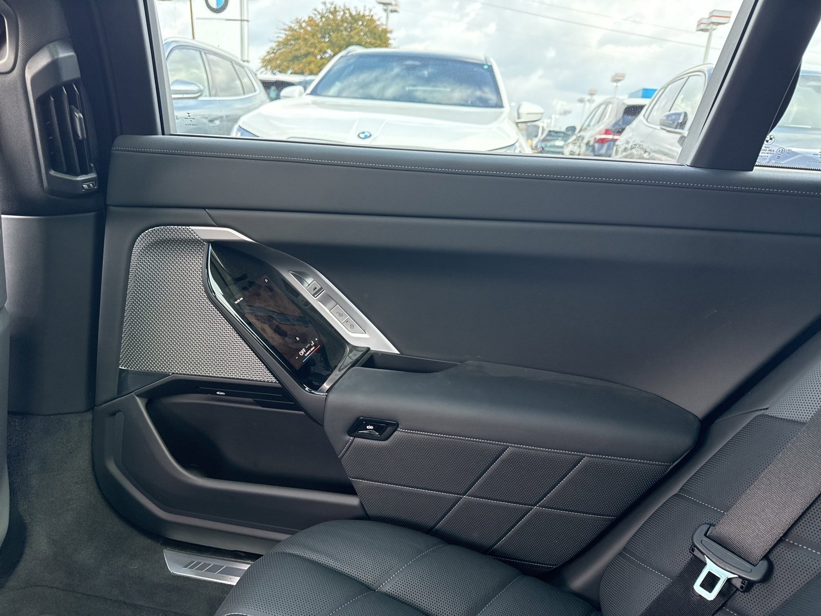 Used 2023 BMW 740i w/ Luxury Rear Seating Package image 14