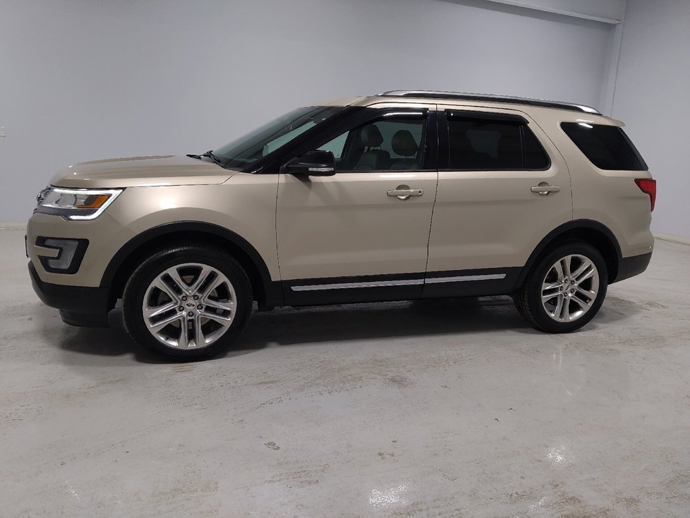 Used 2017 Ford Explorer XLT w/ Equipment Group 202A image 2