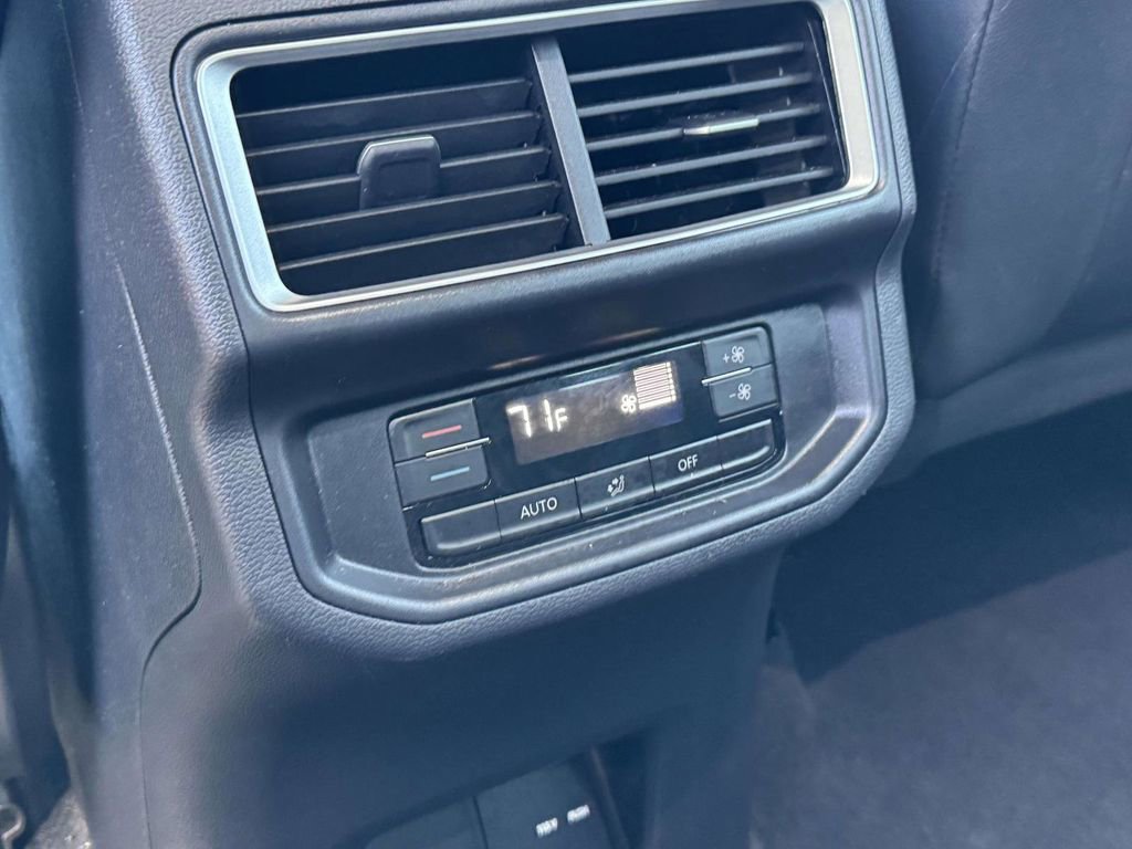 Used 2025 Volkswagen Atlas SE AWD/4WD image 32