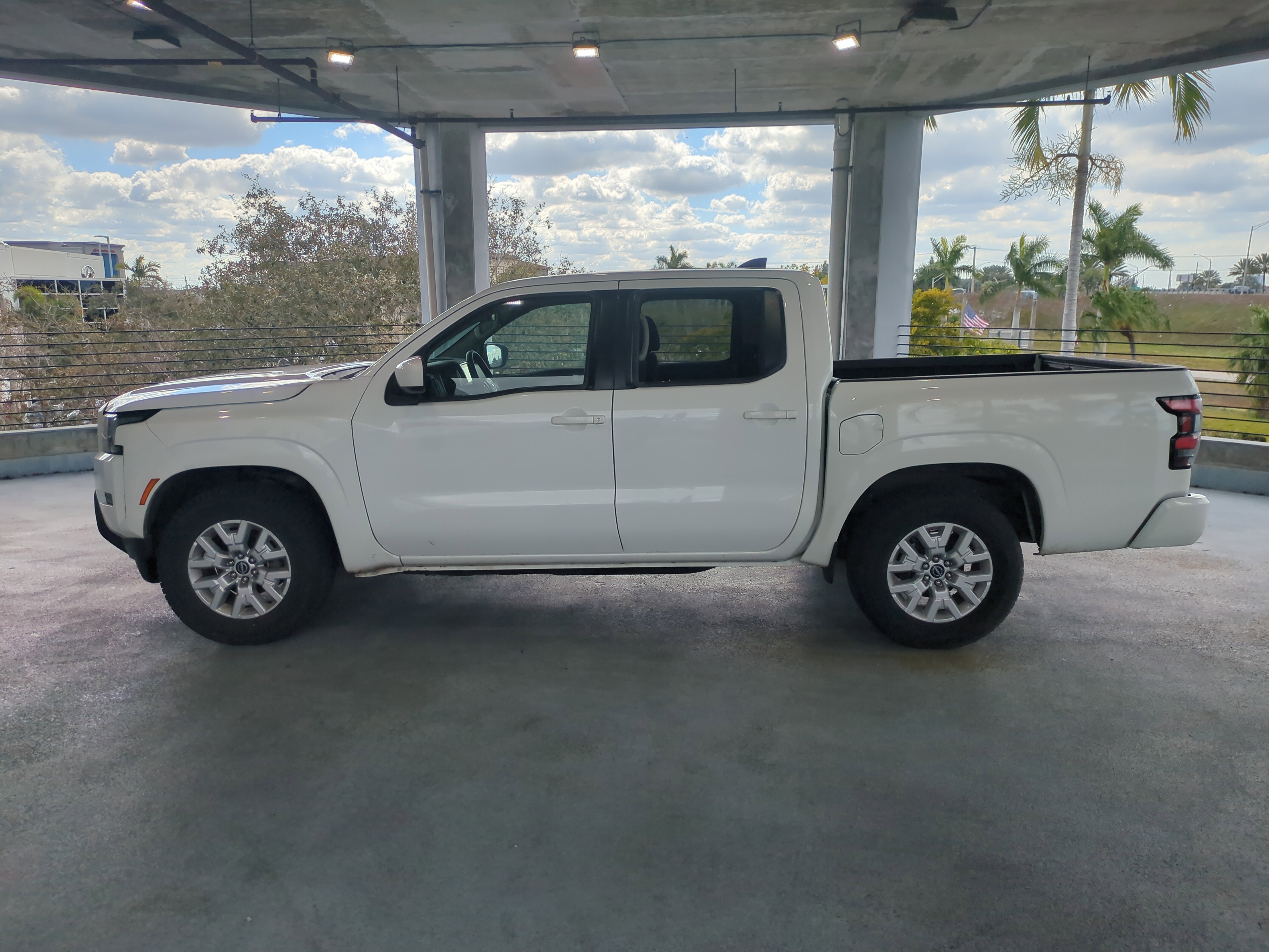 Used 2023 Nissan Frontier SV image 8