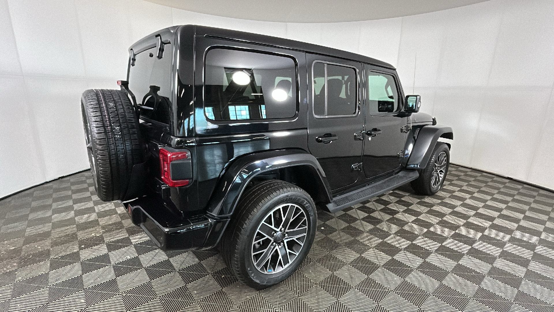 Used 2023 Jeep Wrangler Unlimited Sahara AWD/4WD image 3