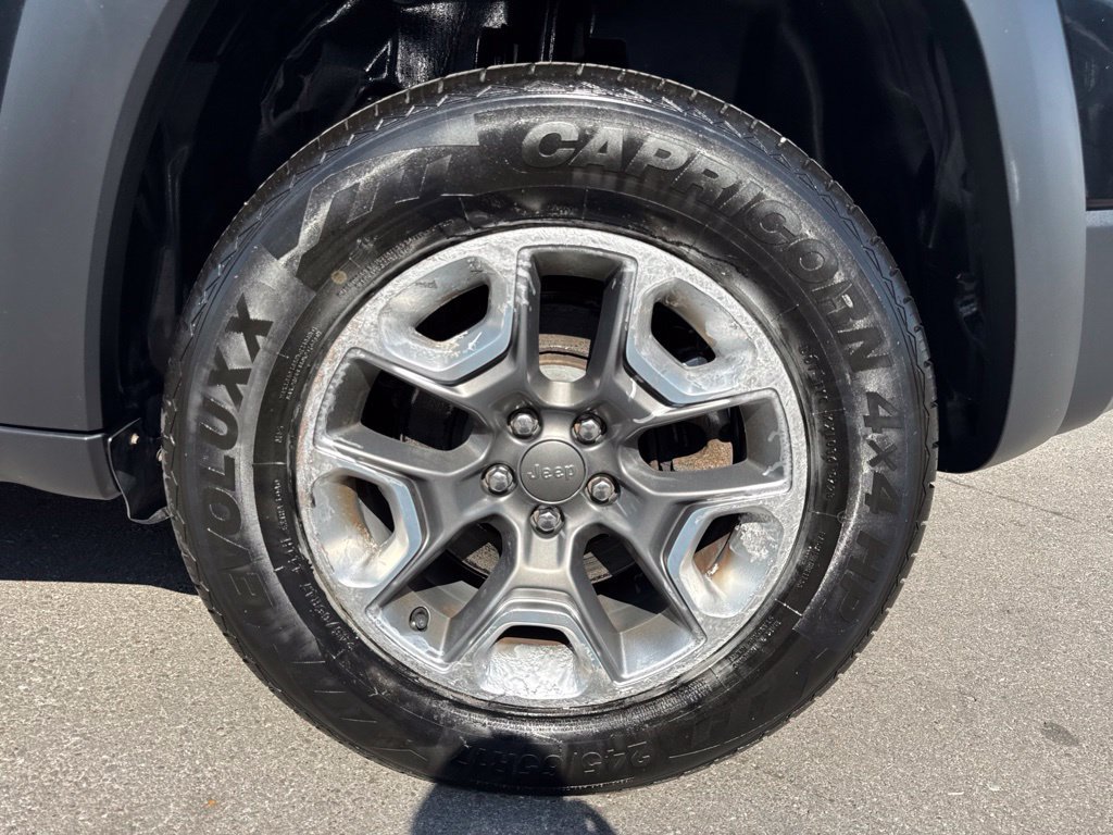 Used 2019 Jeep Cherokee Trailhawk AWD/4WD image 29