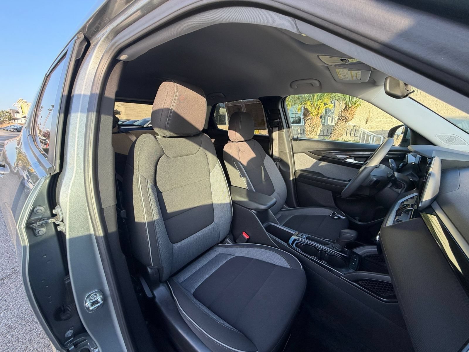 Used 2025 Chevrolet TrailBlazer LT FWD image 35
