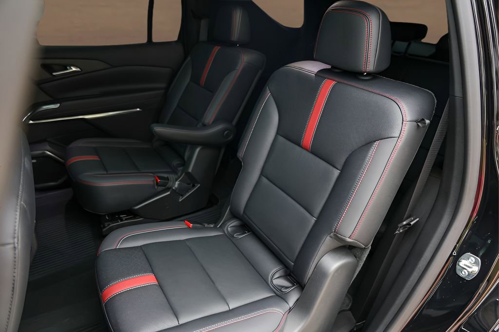 Used 2025 Chevrolet Traverse RS FWD image 23
