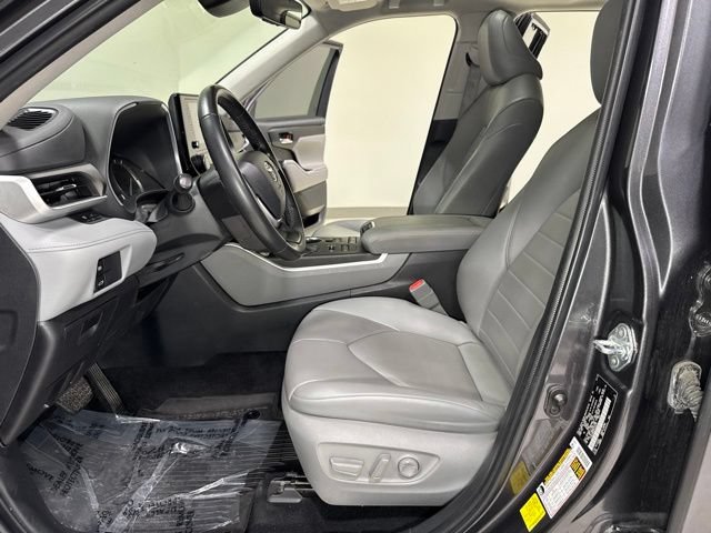 Used 2022 Toyota Highlander XLE AWD/4WD image 16