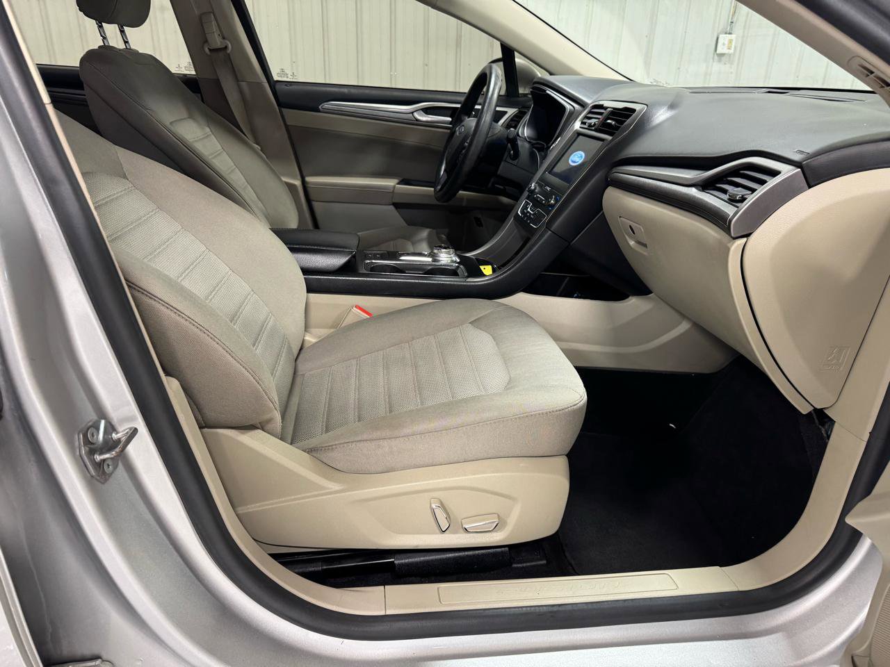Used 2019 Ford Fusion SE image 11
