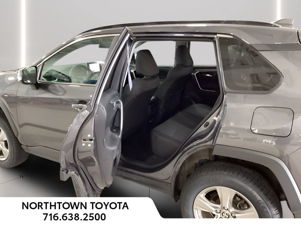 Used 2025 Toyota RAV4 XLE AWD/4WD image 19