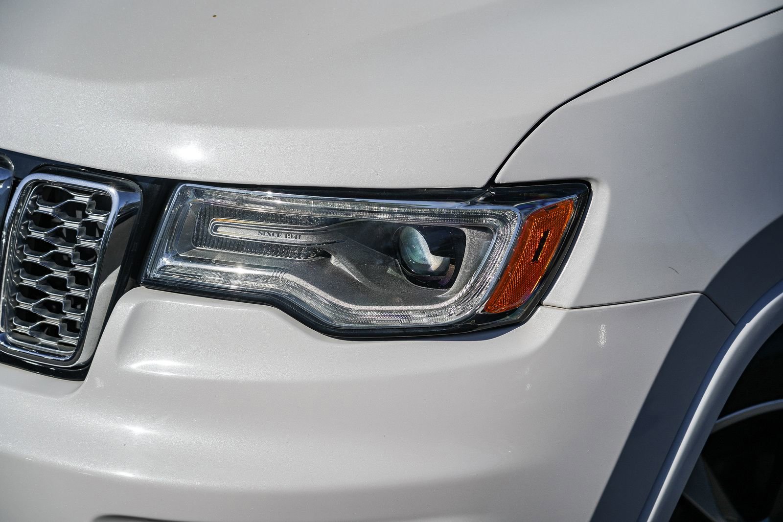 Used 2018 Jeep Grand Cherokee Overland image 2