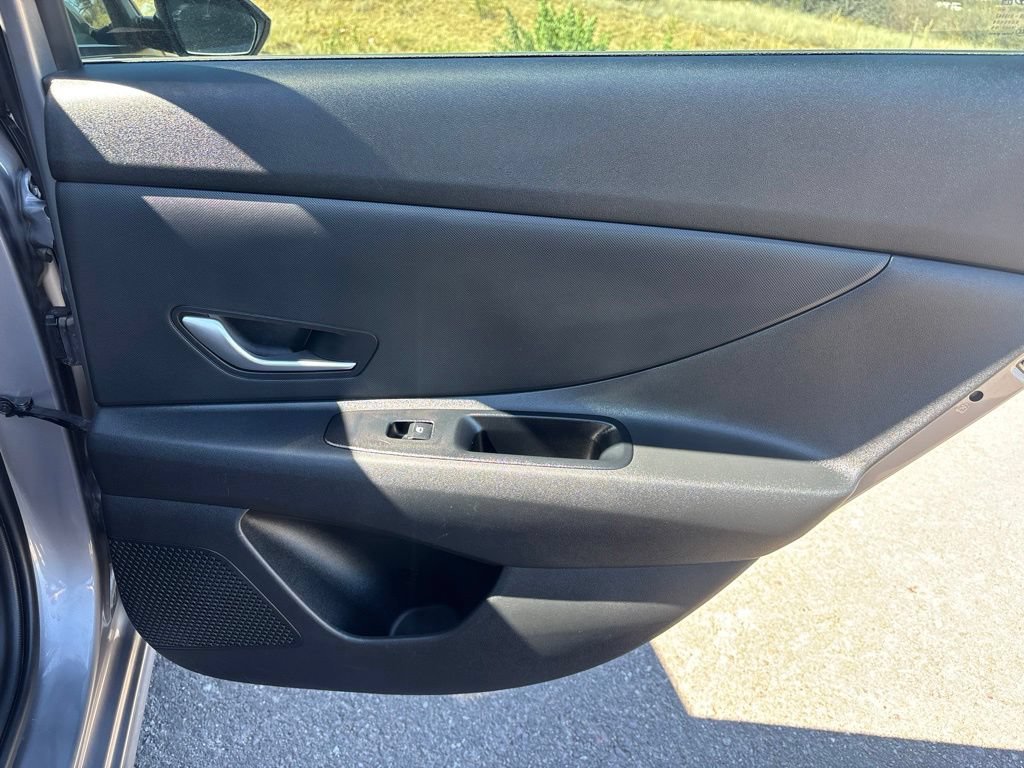 Used 2024 Hyundai Elantra Blue FWD image 17