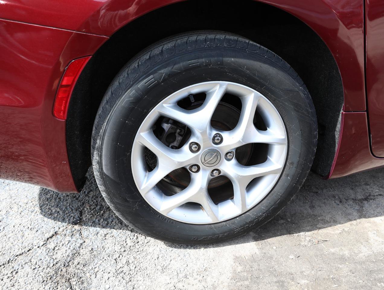 Used 2020 Chrysler Pacifica Touring-L w/ Tire & Wheel Group FWD image 9