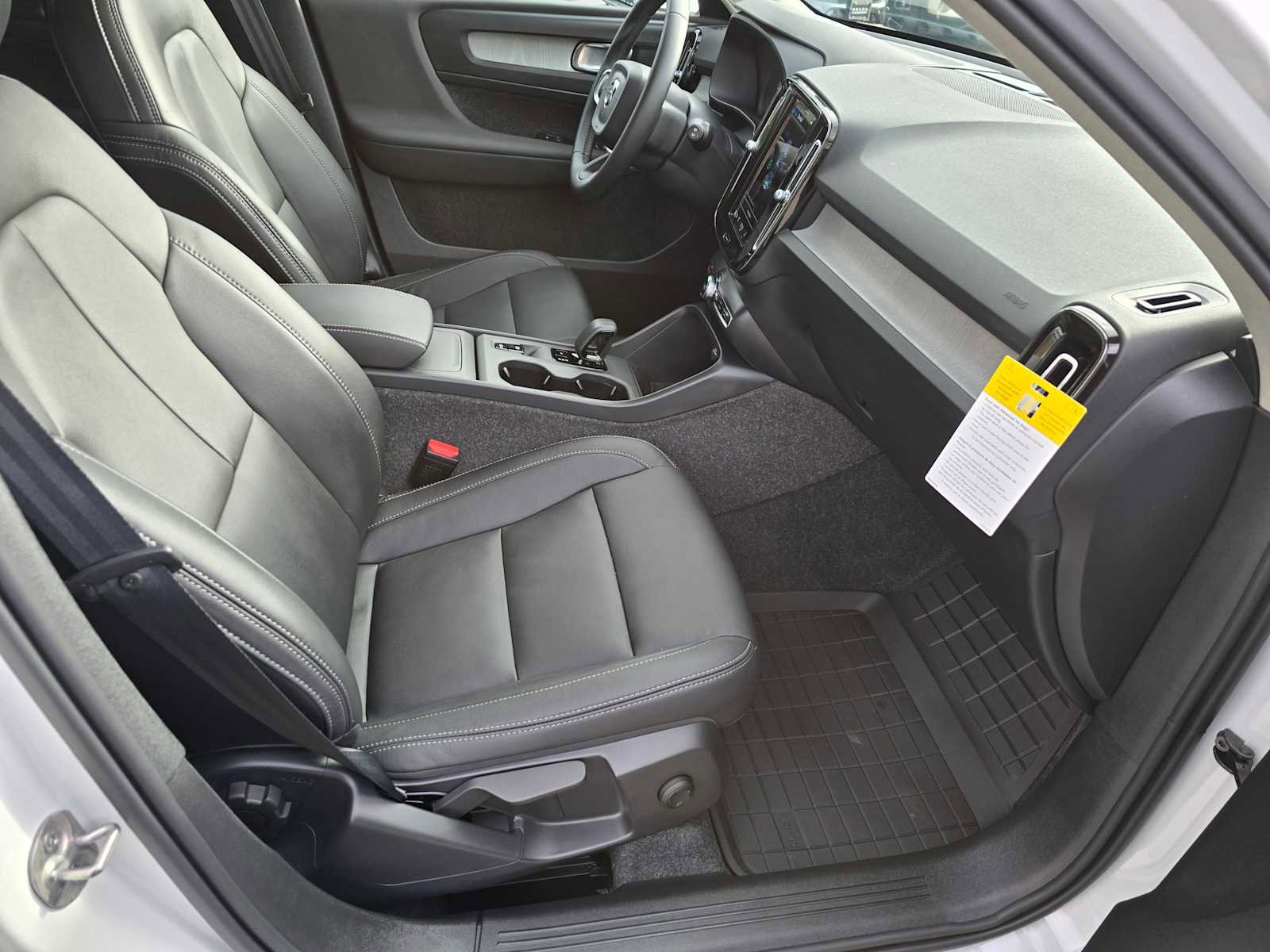 Certified 2025 Volvo XC40 B5 Core w/ Protection Package Premier image 8