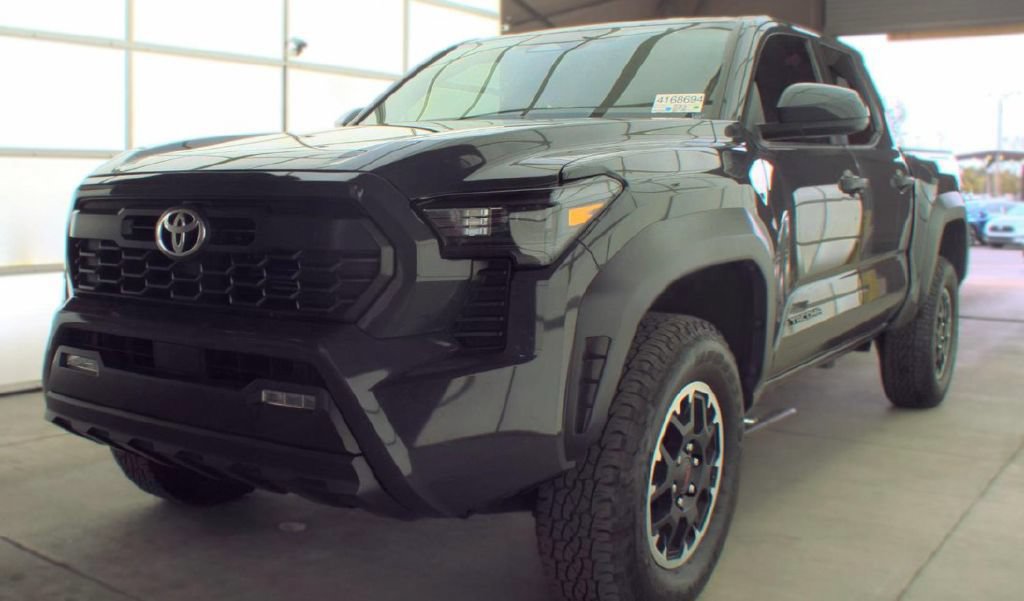 Used 2025 Toyota Tacoma TRD Off-Road AWD/4WD image 1