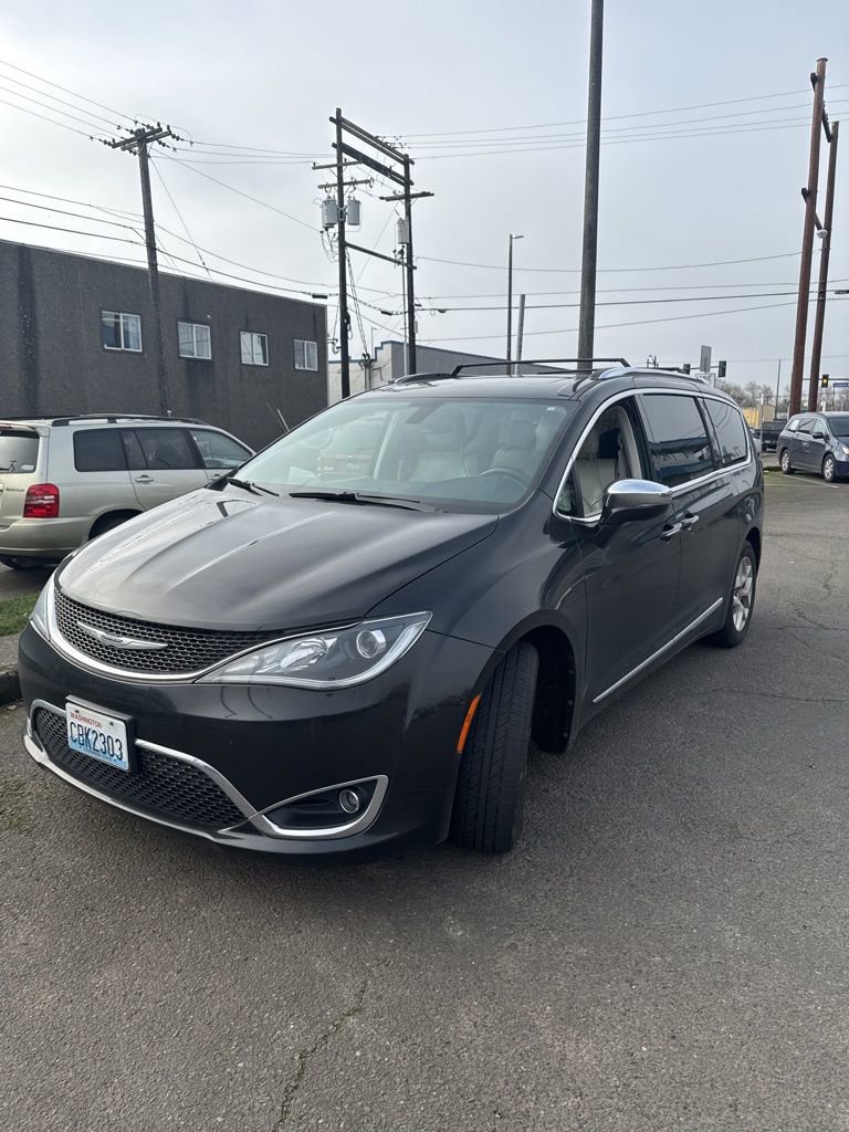 Used 2020 Chrysler Pacifica Limited image 3