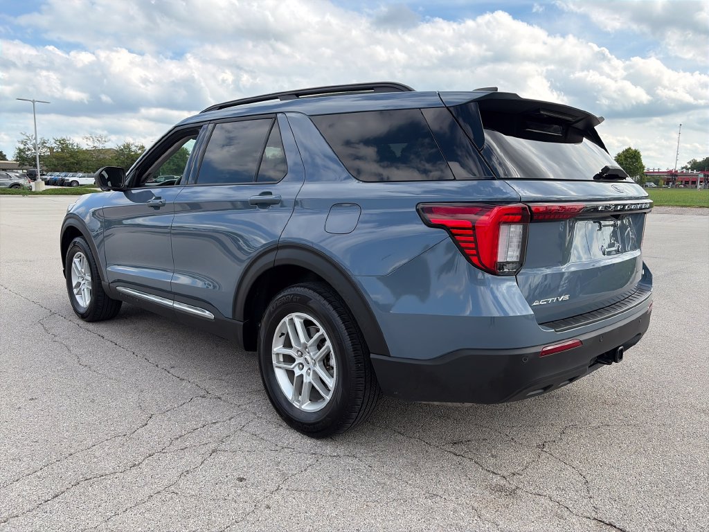 Used 2025 Ford Explorer Active AWD/4WD image 5
