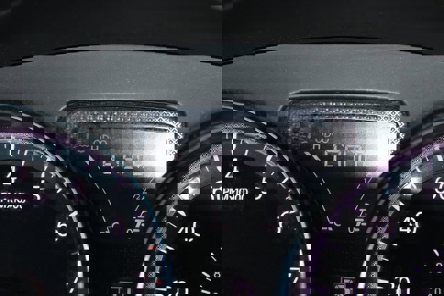 Used 2015 Nissan Versa SL image 9