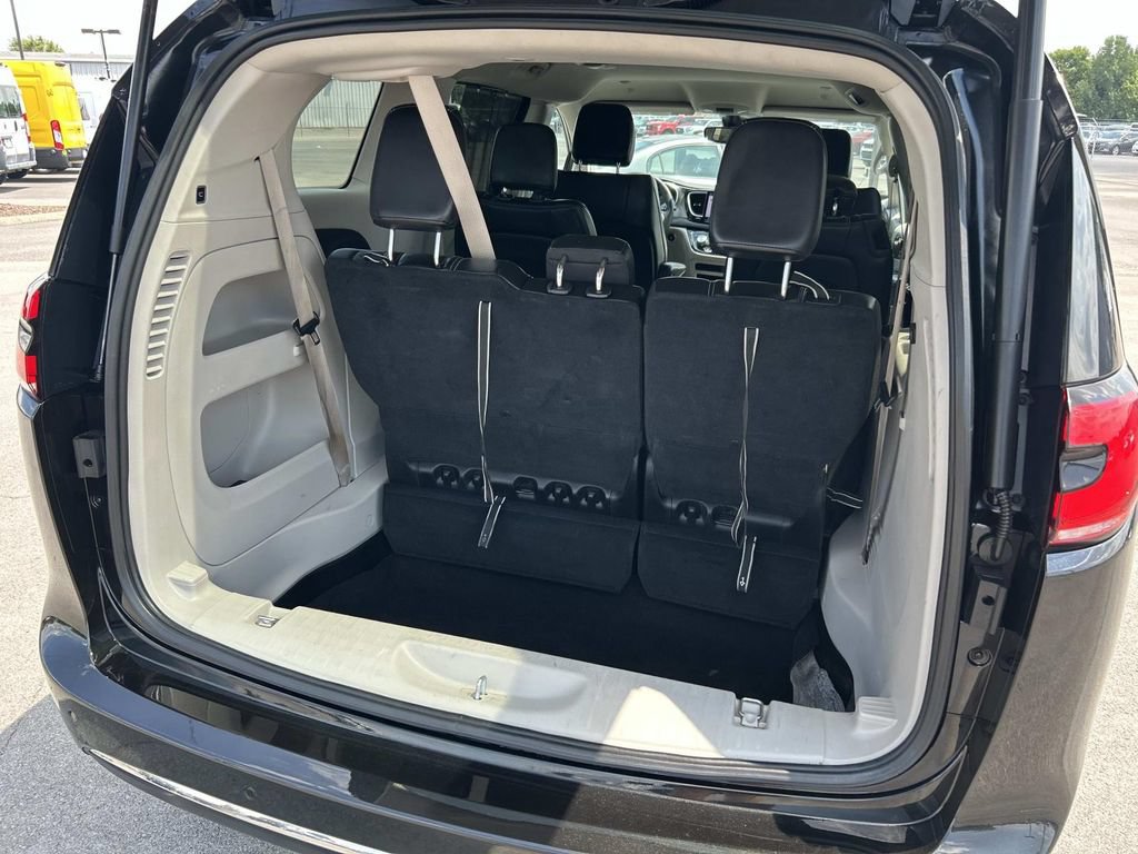 Used 2023 Chrysler Pacifica Touring-L FWD image 16