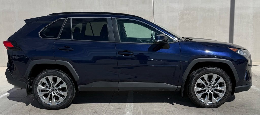 Used 2021 Toyota RAV4 XLE Premium image 3