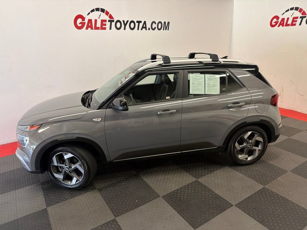 Used 2022 Hyundai Venue Limited FWD image 9