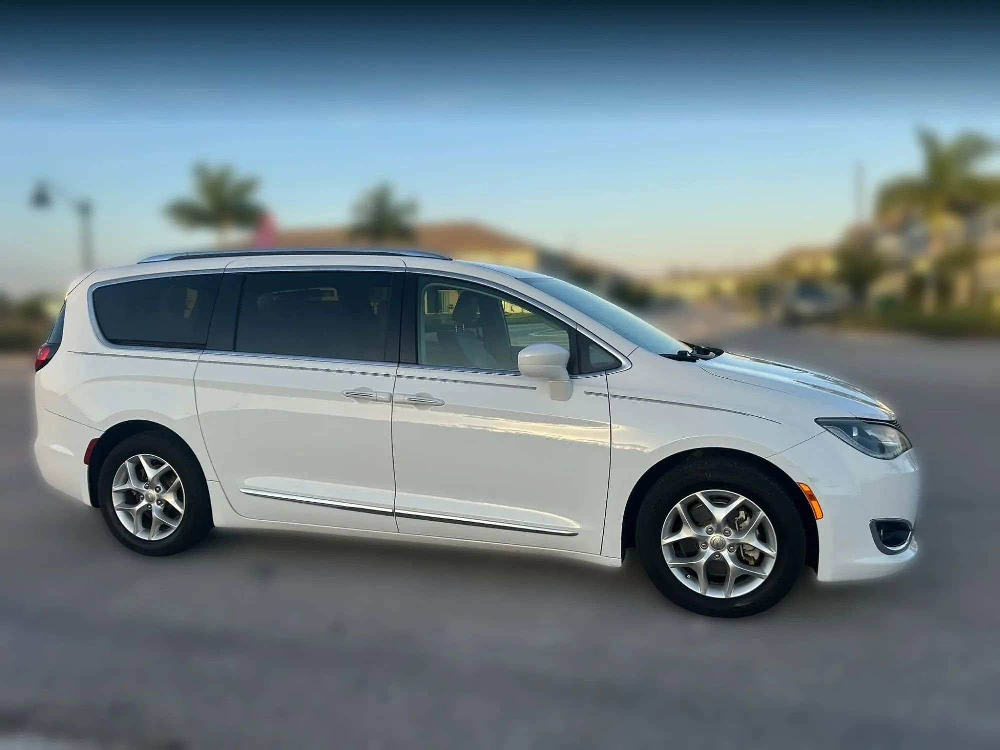 Used 2018 Chrysler Pacifica Touring-L Plus w/ Tire & Wheel Group FWD image 4