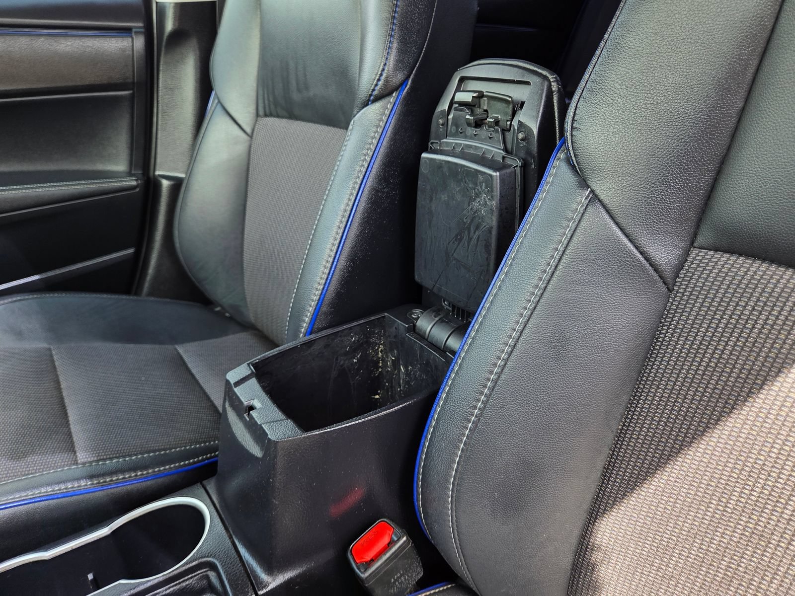 Used 2019 Toyota Corolla SE FWD image 31