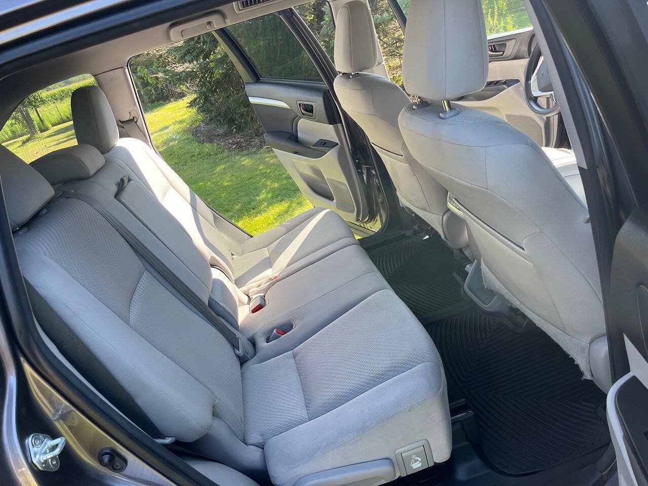 Used 2015 Toyota Highlander LE AWD/4WD image 6