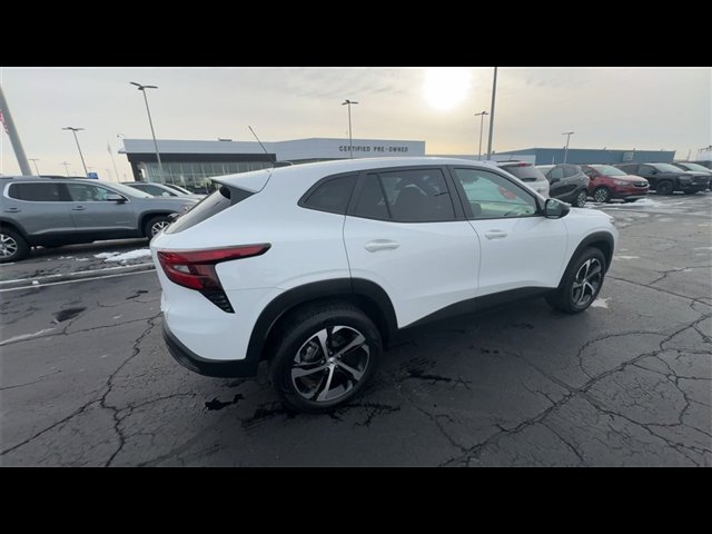 Certified 2024 Chevrolet Trax RS w/ Driver Confidence Package image 9