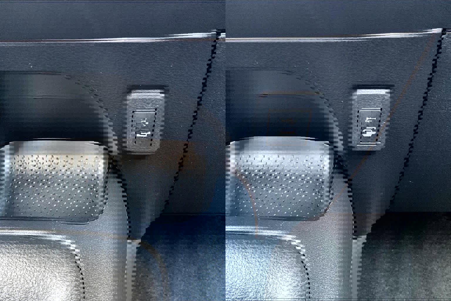 Used 2023 Toyota Corolla LE w/ Carpet Mat Package (TMS) FWD image 32