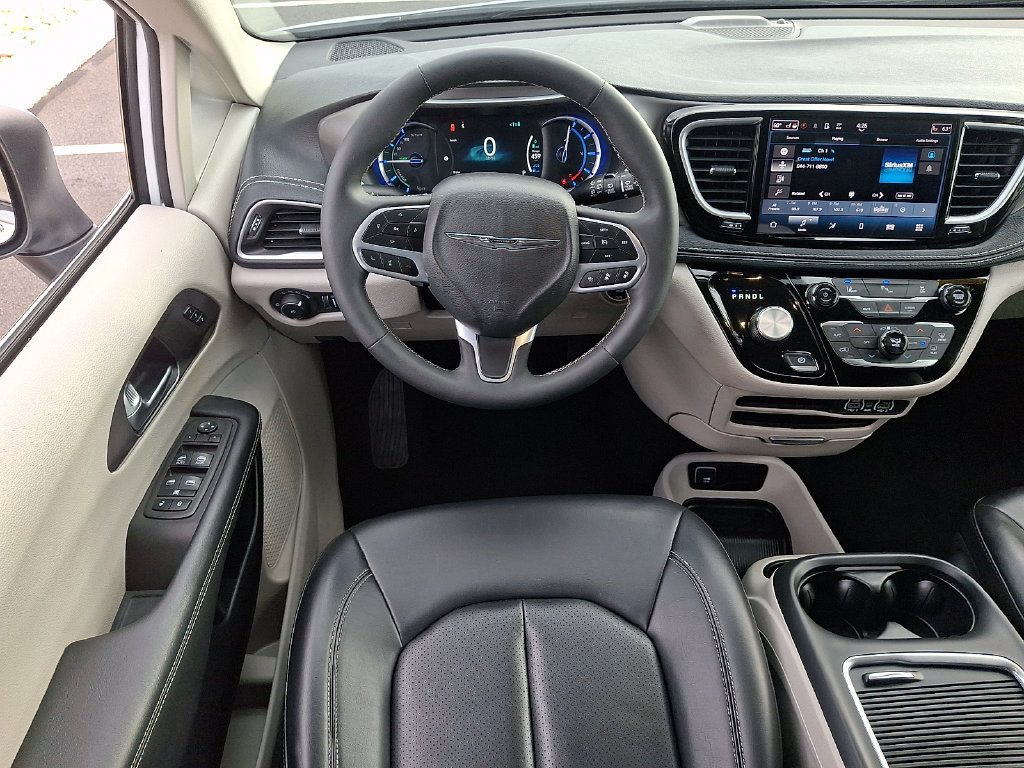 Used 2023 Chrysler Pacifica Touring-L FWD image 11