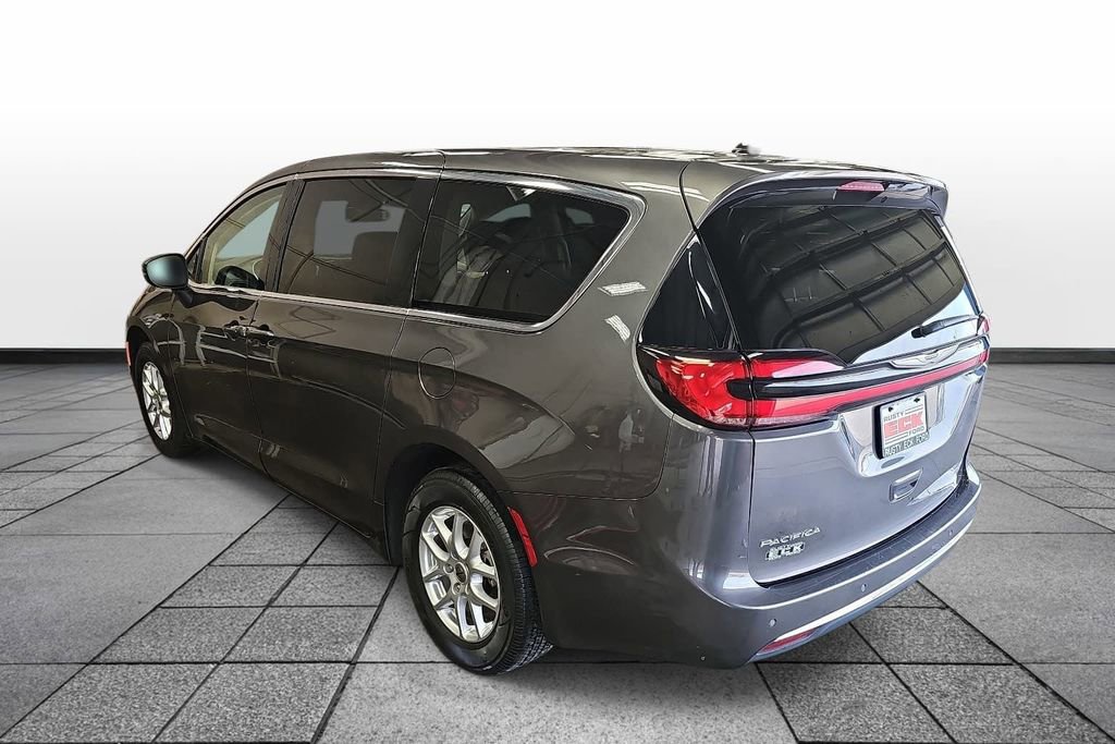 Used 2023 Chrysler Pacifica Touring-L FWD image 7