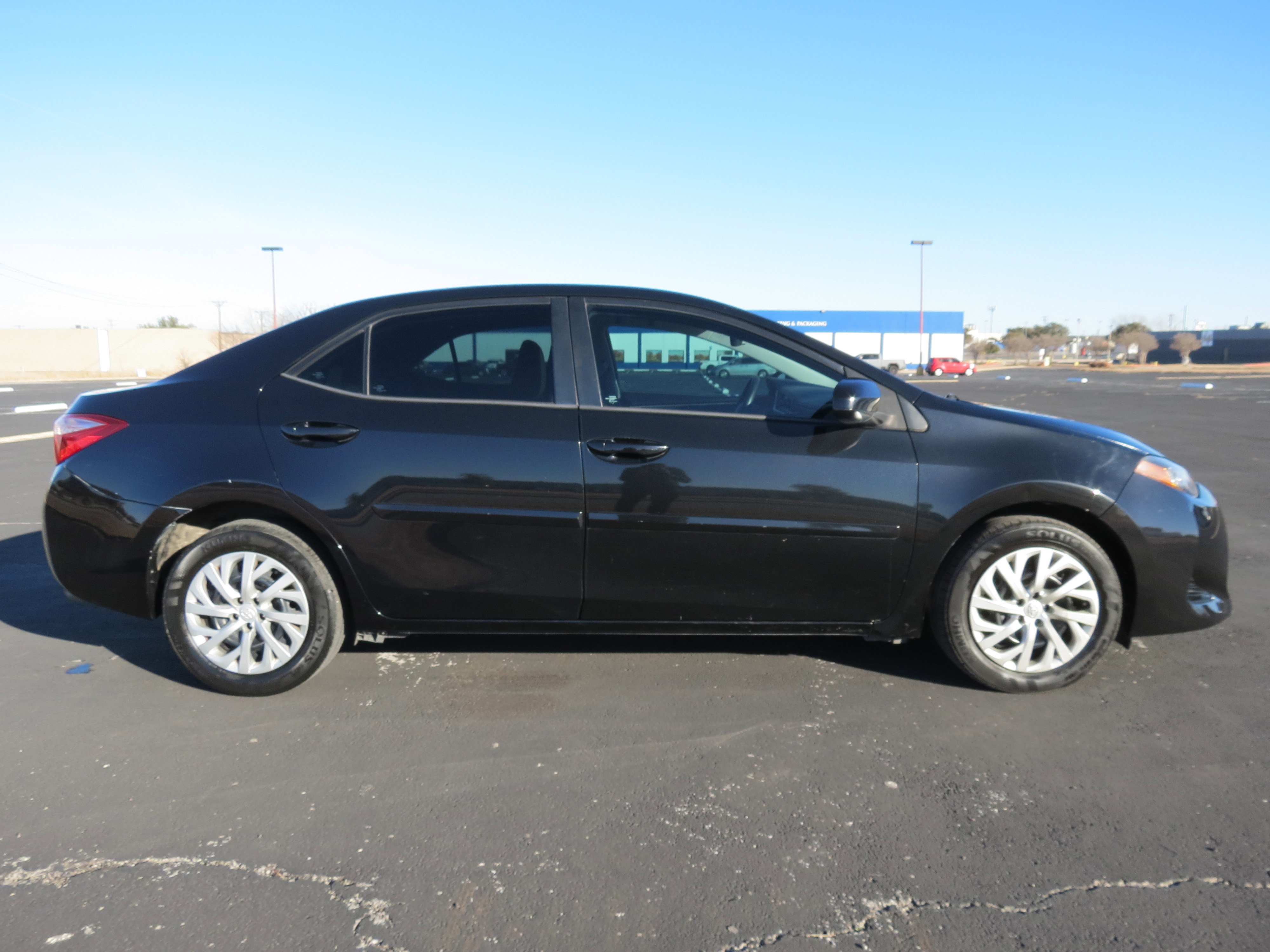 Used 2017 Toyota Corolla LE FWD image 4