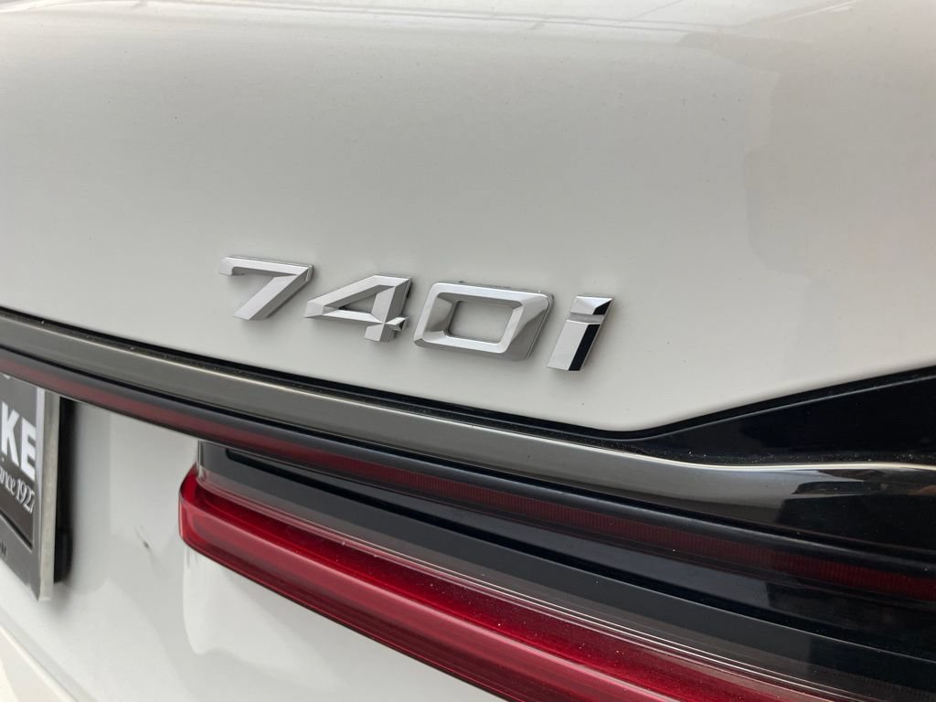 Used 2021 BMW 740i w/ M Sport Package RWD image 10