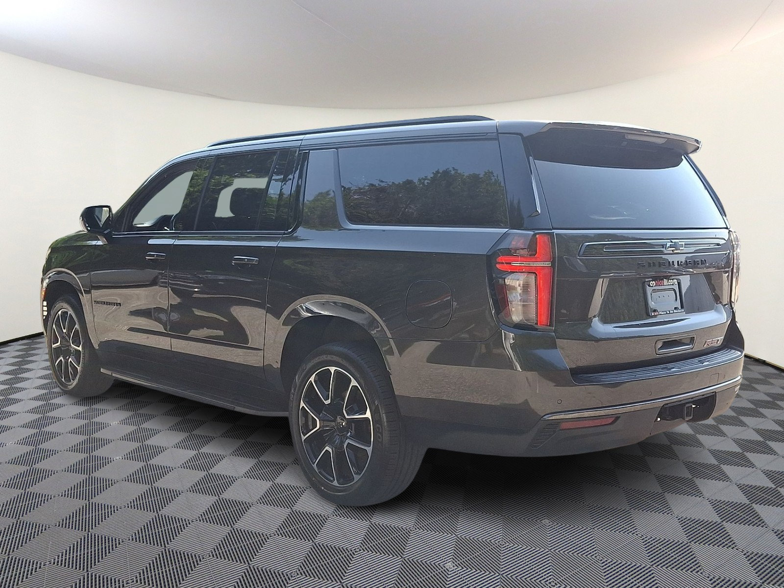 Used 2021 Chevrolet Suburban RST w/ Max Trailering Package AWD/4WD image 4