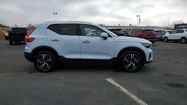Used 2025 Volvo XC40 B5 Core image 9