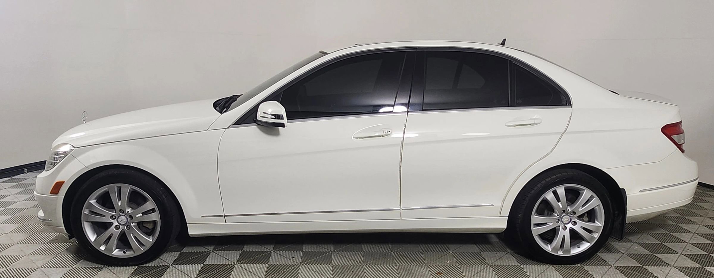 Used 2010 Mercedes-Benz C 300 C 300 Luxury Sedan 4D image 4