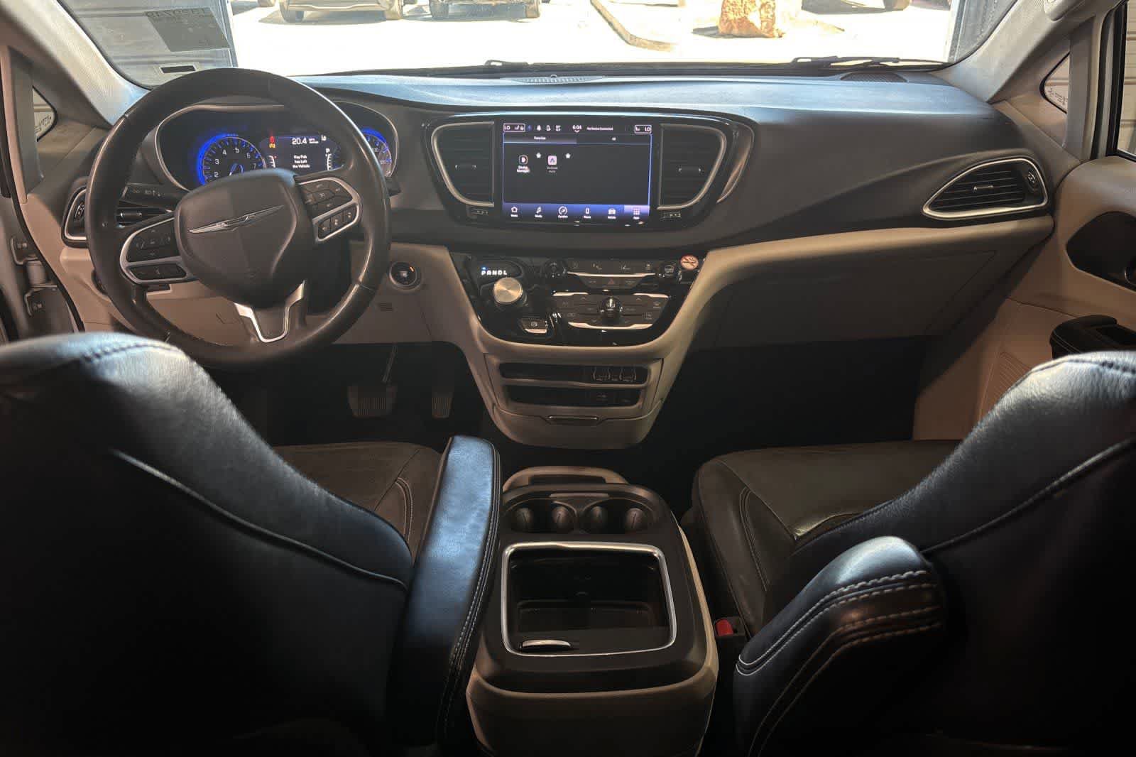 Used 2022 Chrysler Pacifica Touring-L FWD image 4