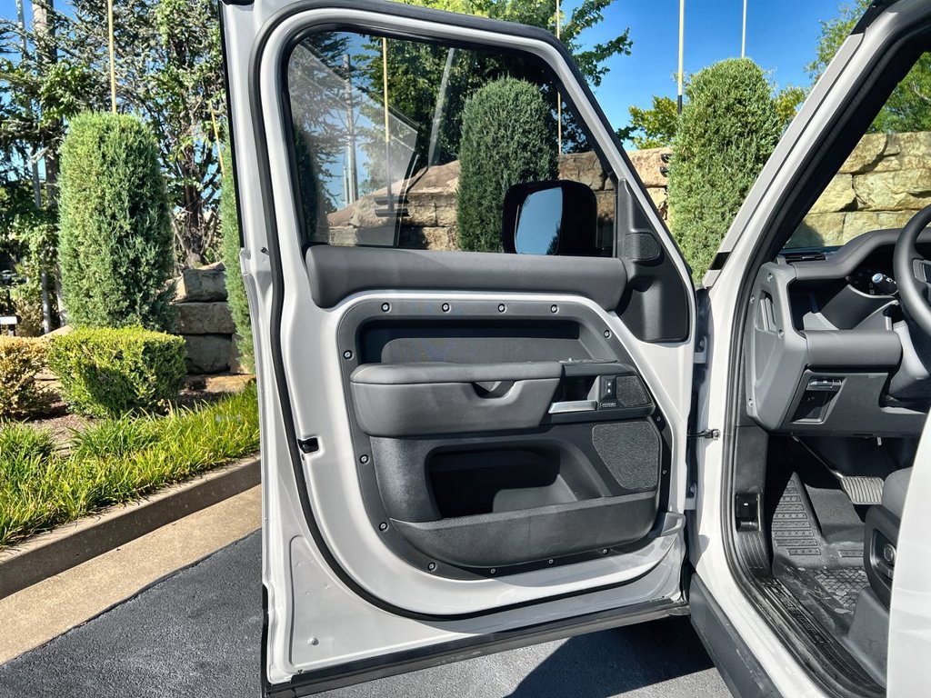 New 2026 Land Rover Defender 110 X-Dynamic SE AWD/4WD image 17