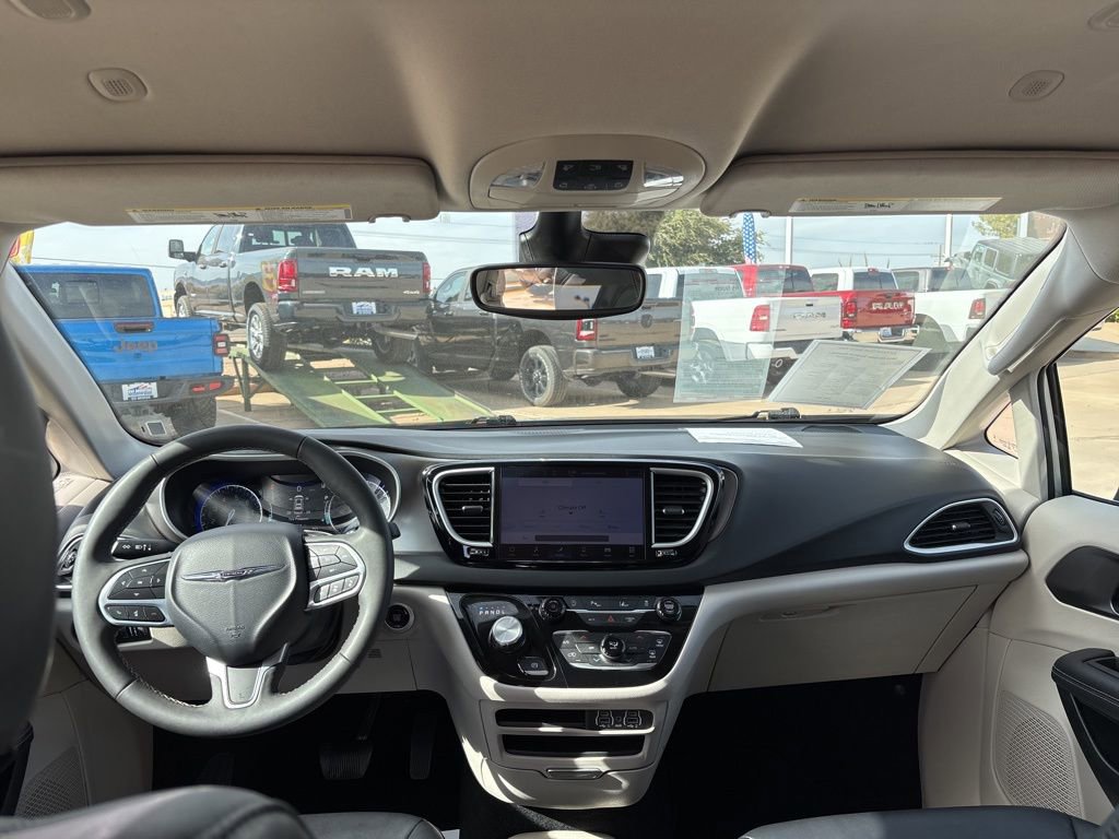 Used 2024 Chrysler Pacifica Touring-L FWD image 39