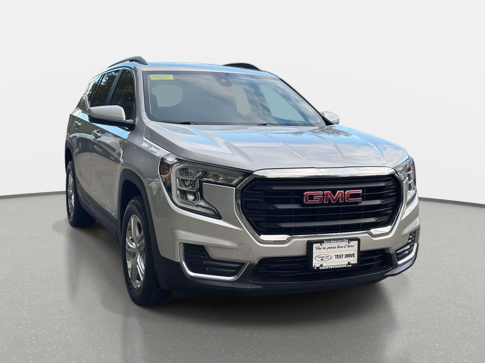 Used 2022 GMC Terrain SLE w/ Driver Convenience Package image 3
