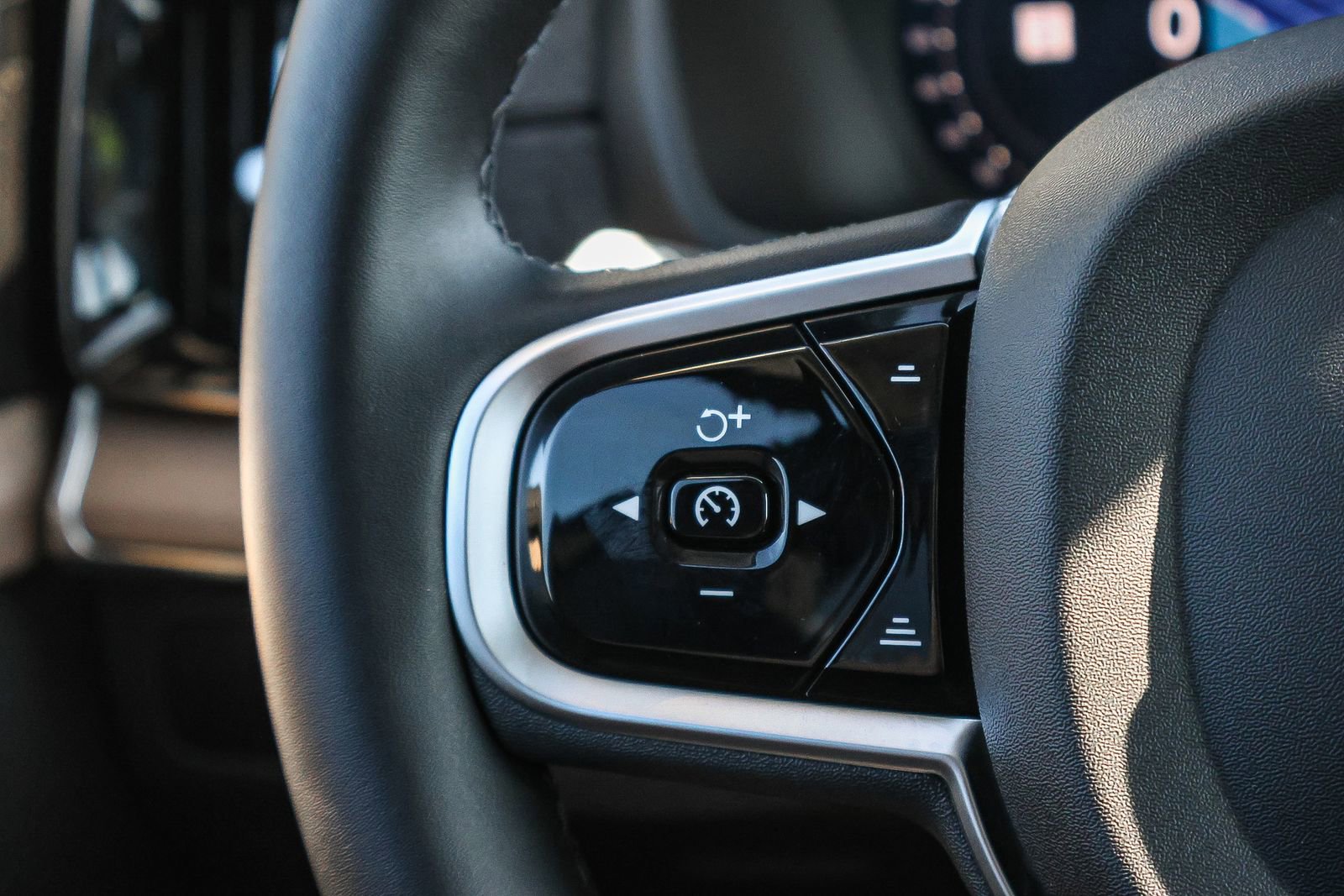 Used 2025 Volvo XC90 B6 Plus w/ Protection Package Premier image 38