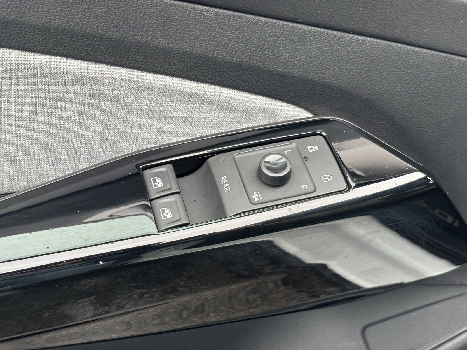 Used 2023 Volkswagen ID.4 Pro image 17