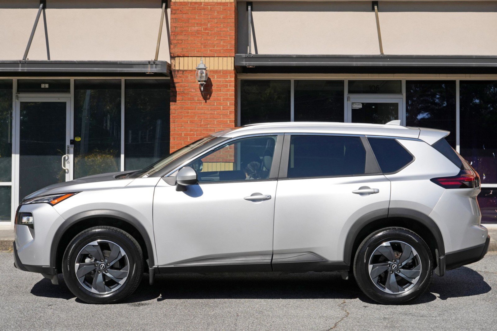 Used 2024 Nissan Rogue SV w/ SV Premium Package AWD/4WD image 8