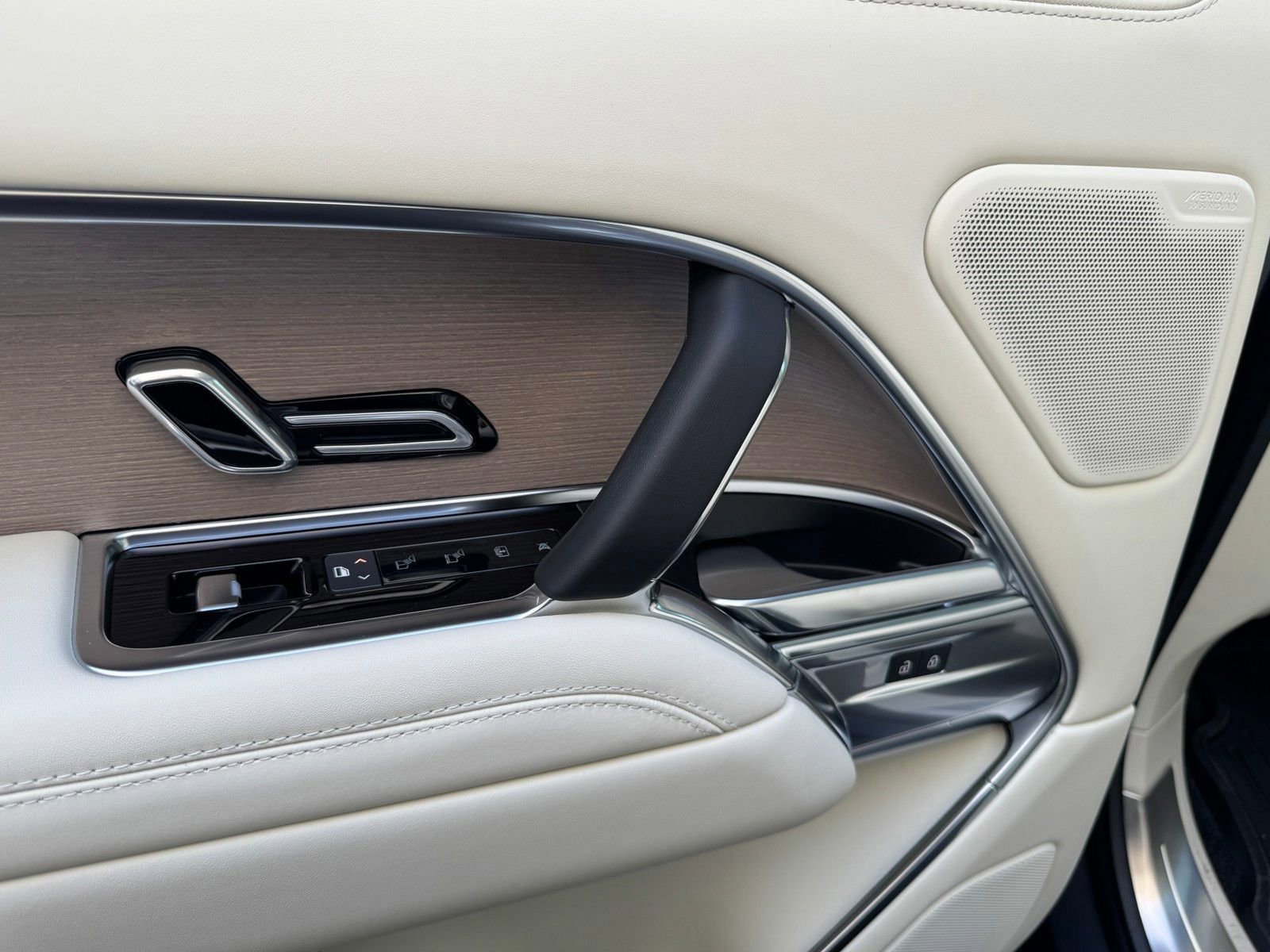 New 2026 Land Rover Range Rover SE image 24